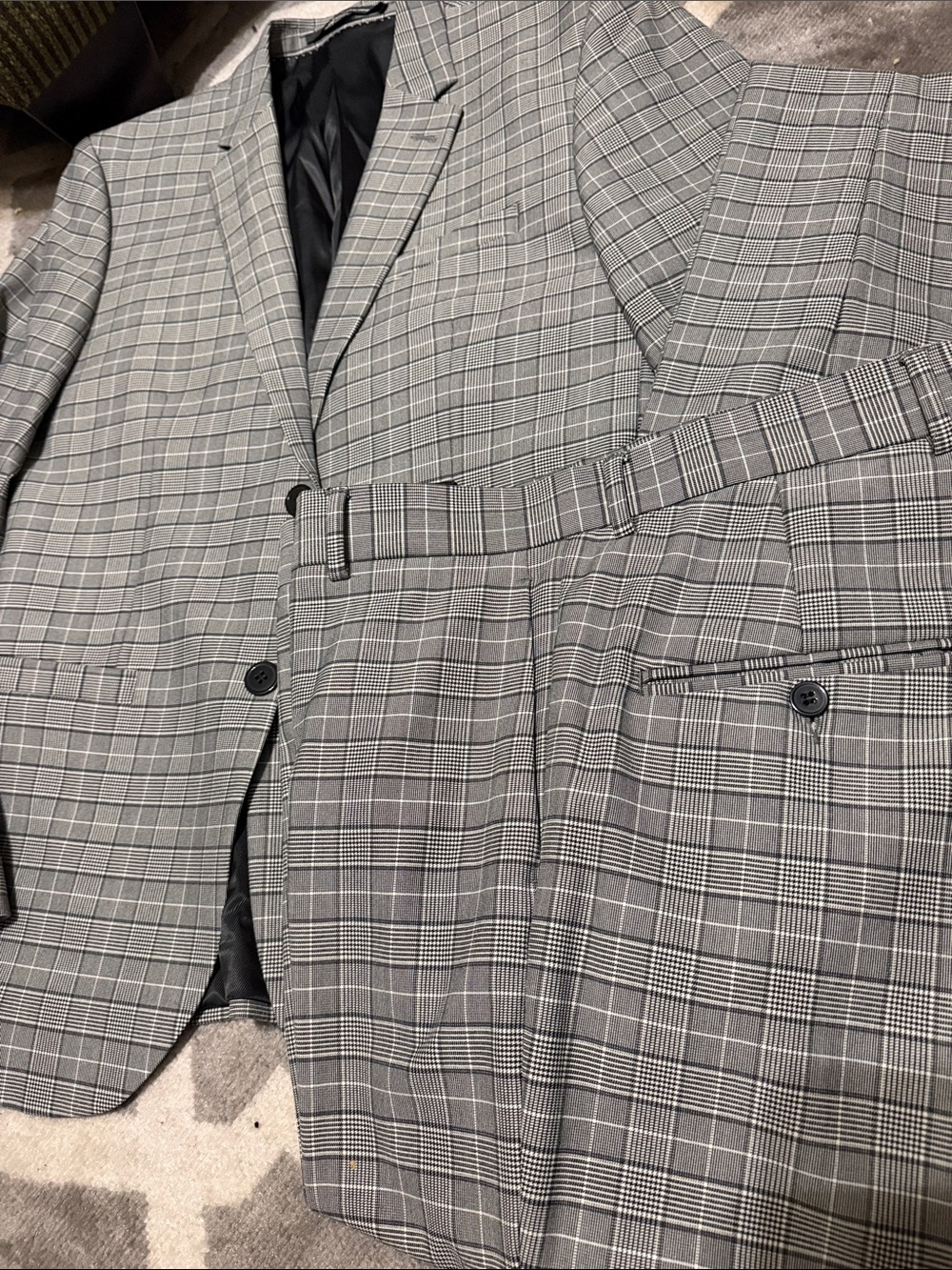 Me s 40R 33X32 H&M black & white plaid suit